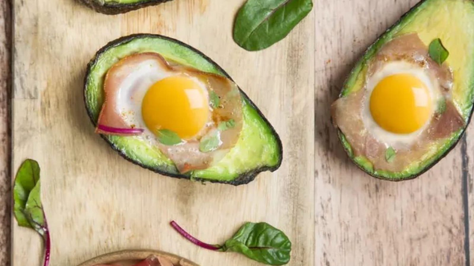 Œufs cocotte, avocat et jambon cru