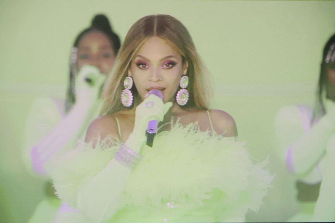 Le maquillage rose de Beyoncé