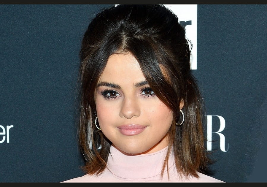 Selena Gomez, d&eacute;contract&eacute;e avec sa demi-queue &agrave; coque