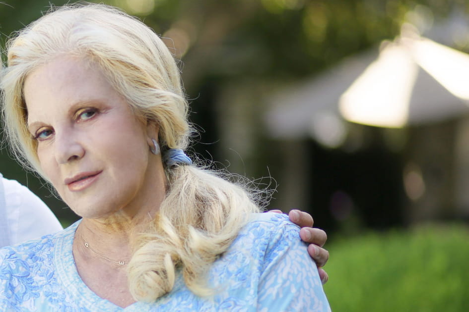 Sylvie Vartan, &eacute;blouissante avec son blond polaire