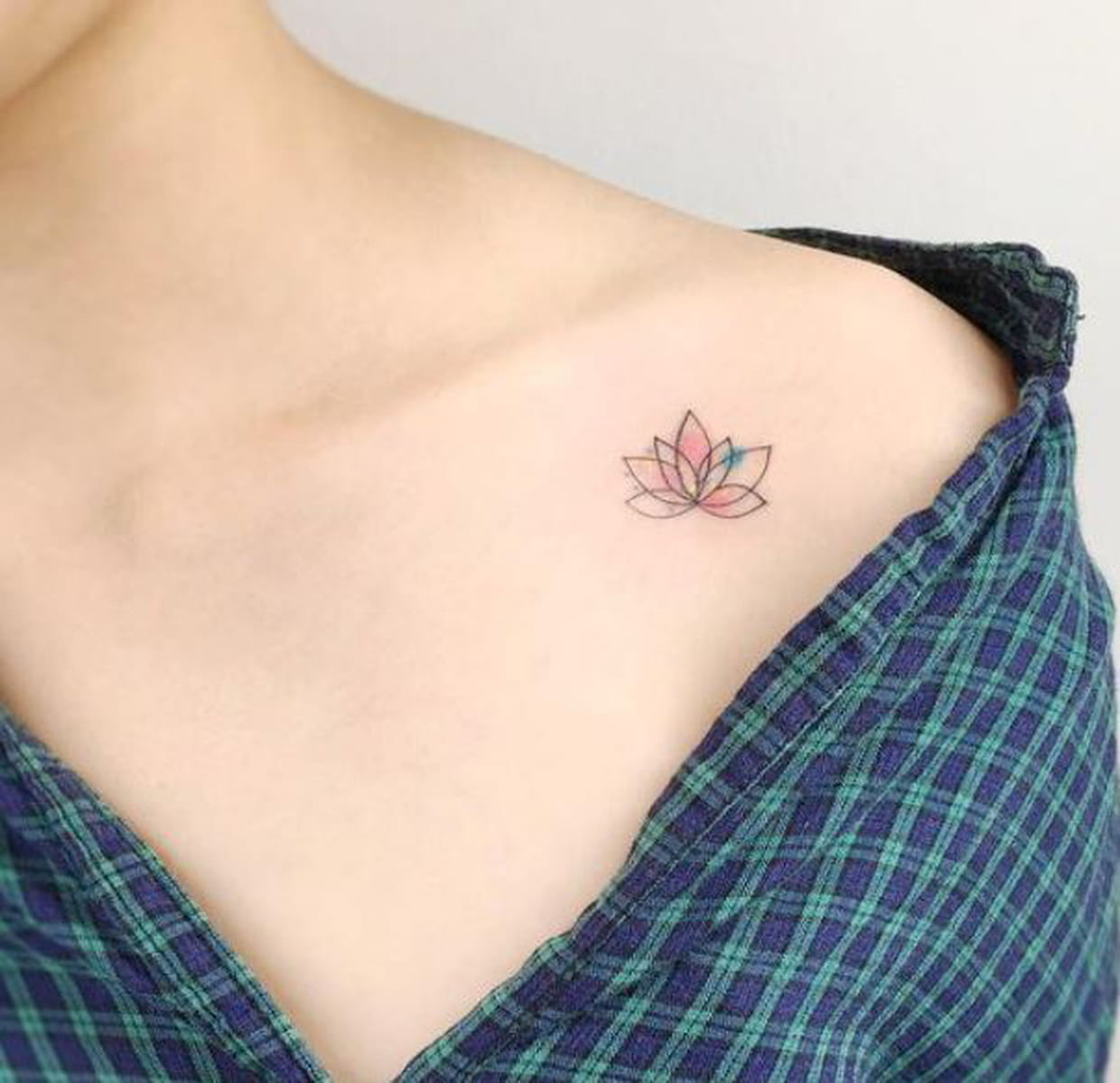 Tatouage Fleur De Lotus Clavicule