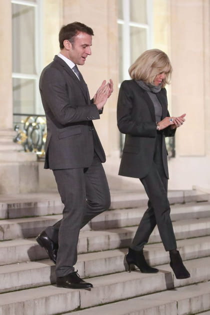Brigitte Macron en ensemble gris