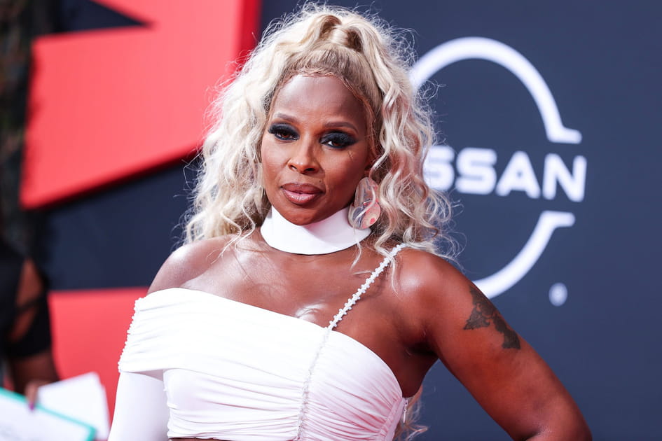 Les longueurs blondes boucl&eacute;es de Mary J. Blige