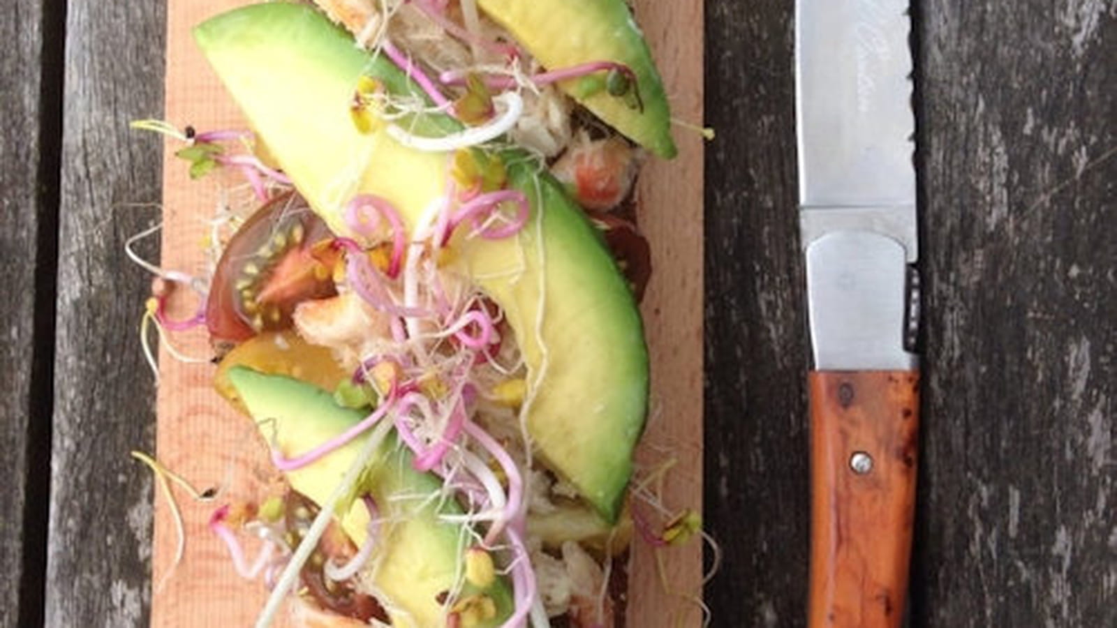Sandwich avocat-crabe multicolore