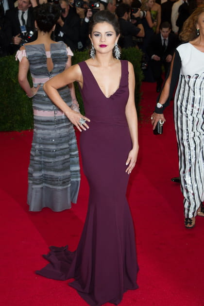 Selena Gomez en robe lie de vin