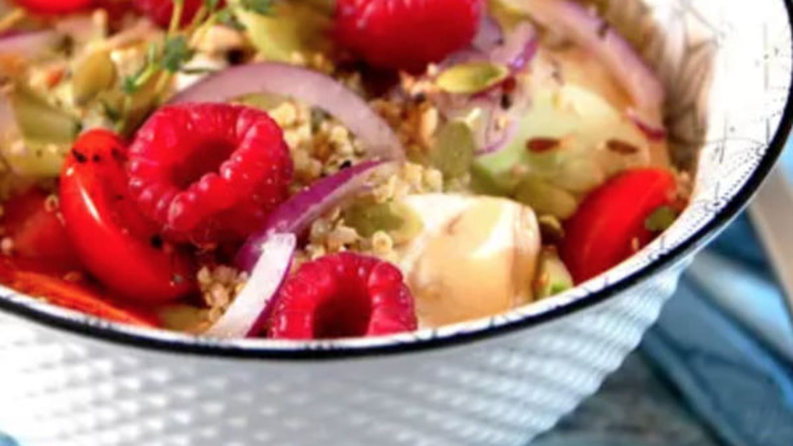 Salade healthy au quinoa, légumes et framboises
