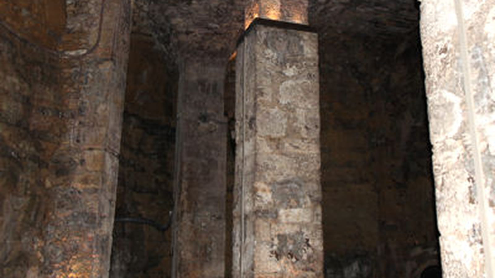 La cave de la légende