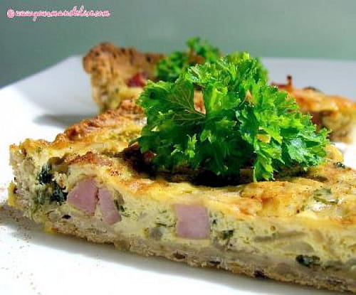 Tarte aux oignons, jambon et persil