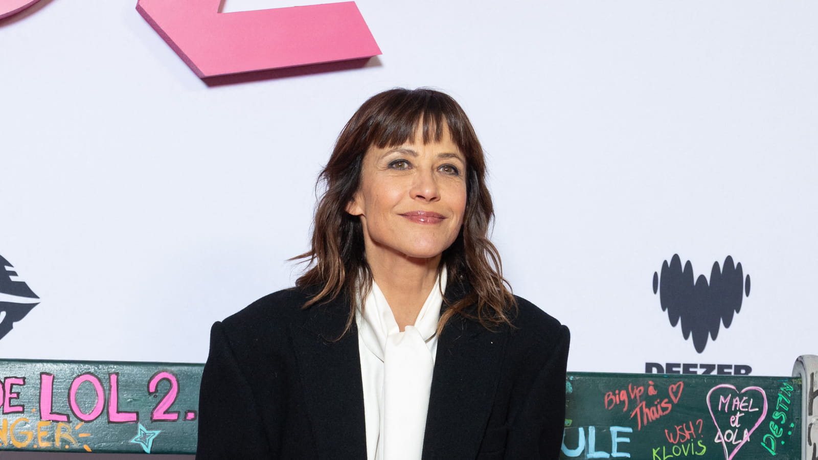 Sophie Marceau enfile cette pièce vintage qui lui va à ravir, Michèle Laroque a trouvé le pantalon idéal pour affiner la silhouette
