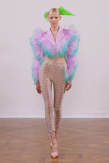 Veste cropped à plumes et pantalon lacé aperçus sur le défilé Germanier