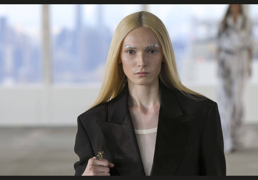 Les sourcils paillet&eacute;s de Peter Do