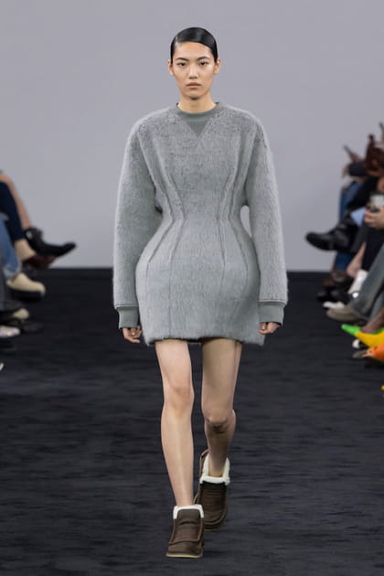 Robe grise &agrave; taille marqu&eacute;e aper&ccedil;ue sur le d&eacute;fil&eacute; JW Anderson