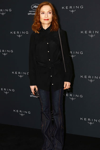 Isabelle Huppert en jean et chemisier noir