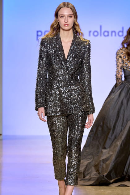 Costume recouvert de sequins anthracite aper&ccedil;u sur le d&eacute;fil&eacute; Pamella Roland