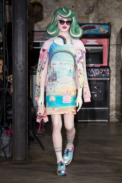 La femme en plastique vivante du d&eacute;fil&eacute; Manish Arora