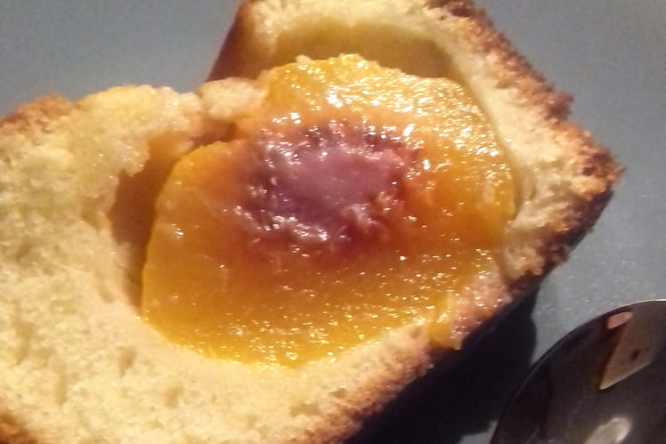 Gâteau au yaourt aux pêches entières-image