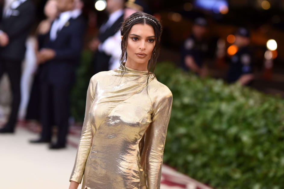 Emily Ratajkoswki avec un serre-t&ecirc;te fin style diamant