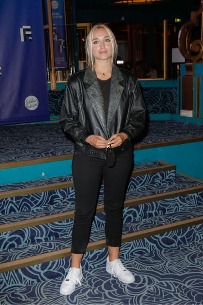 Chloé Jouannet en veste en cuir