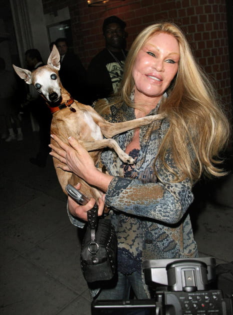 Quand la femme-chat tient un chien...