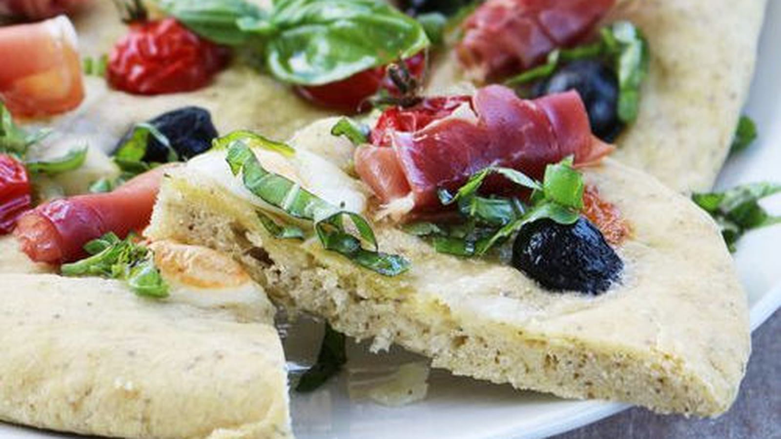 Focaccia mozzarella, tomates, jambon fin italien et olives noires bio