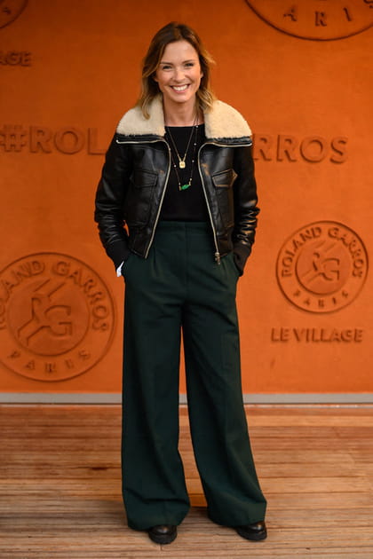 Isabelle Ithurburu en blouson aviateur et pantalon flare noir