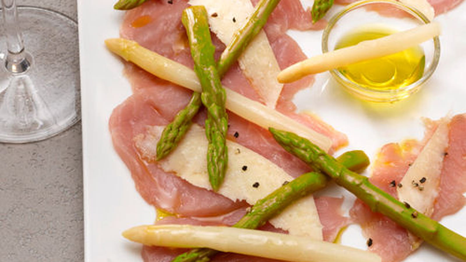 Carpaccio de filet de veau, mini asperges, huile de truffe et parmesan