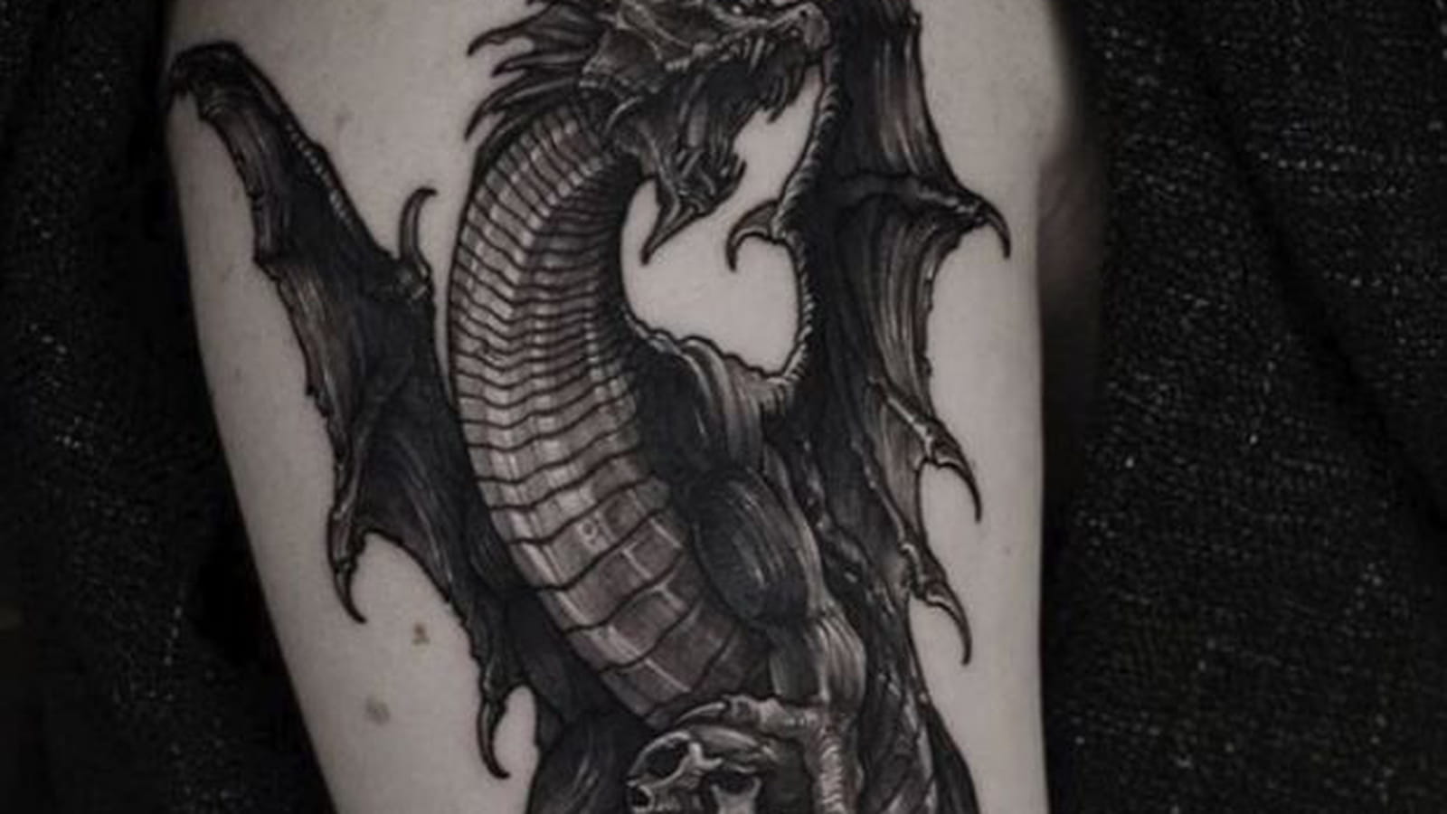 Dragon et têtes de mort sur le bras