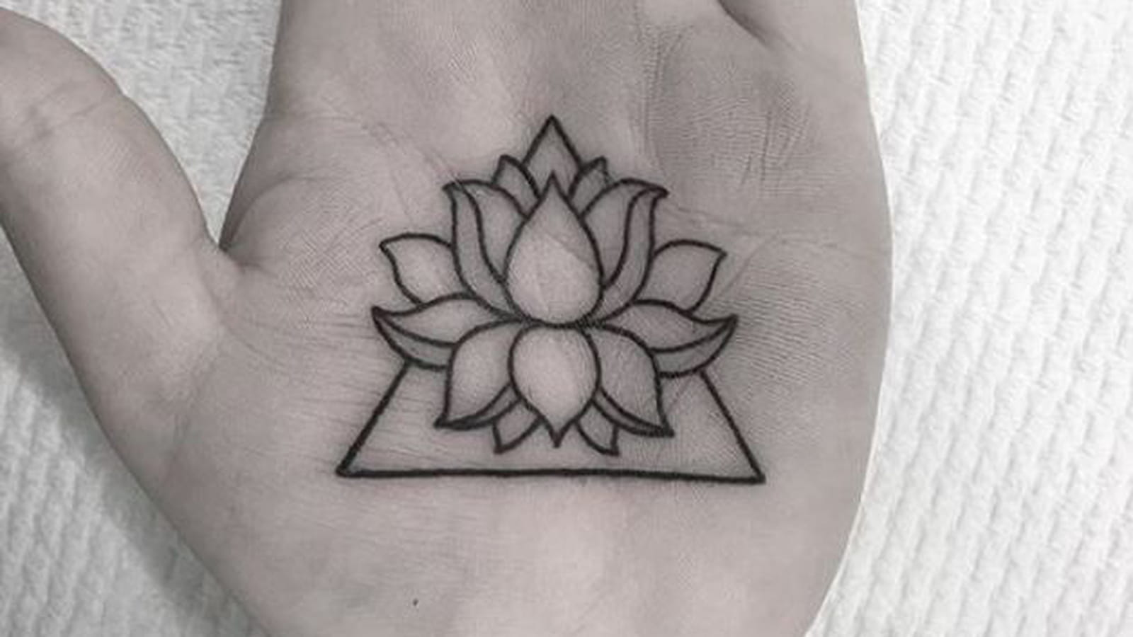 Fleur de lotus et triangle dans la main