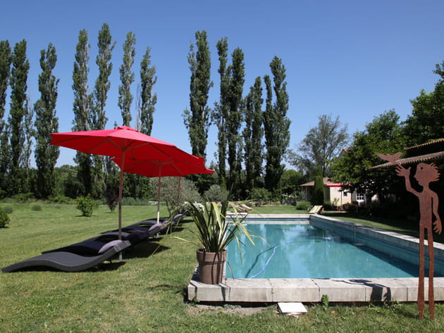 Sculpture arty et chaises longues design