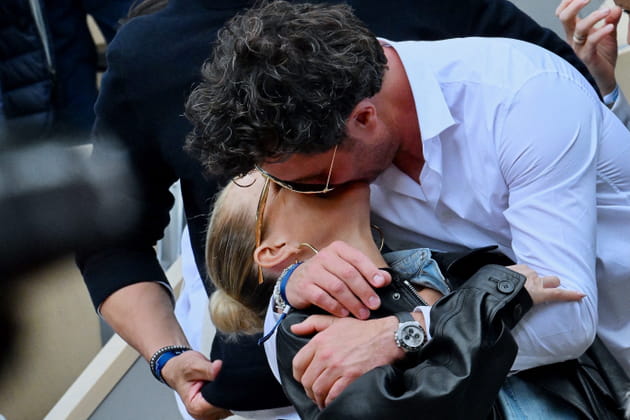Laeticia Hallyday : baiser langoureux avec son nouveau chéri à Roland-Garros