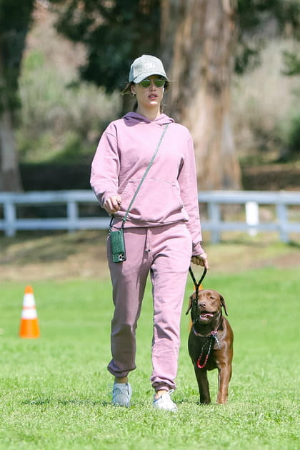 Alessandra Ambr&oacute;sio en jogging rose