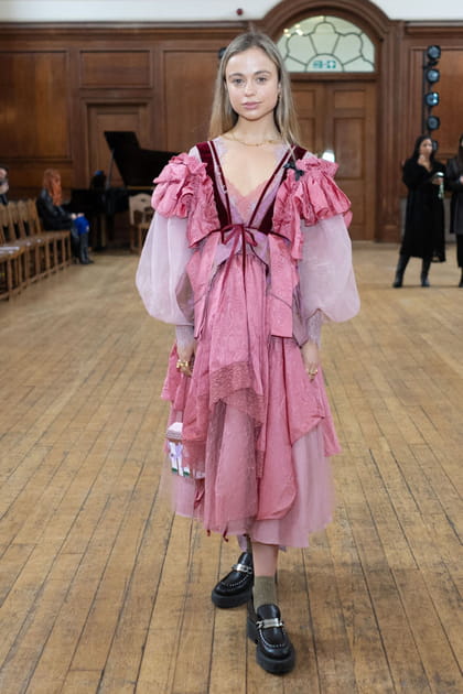 Amelia Windsor en robe rose &agrave; dentelle et froufrous style babydoll au d&eacute;fil&eacute; Bora Aksu