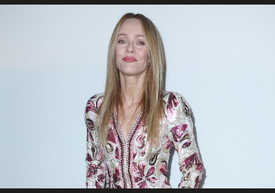 Vanessa Paradis, intemporelle avec sa bouche rose vif
