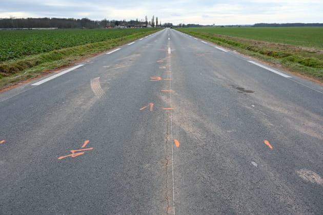Traces visibles de l'accident de Pierre Palmade sur la route D372, à Villiers-en-Bière