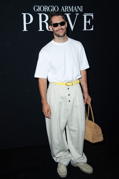 Simon Porte Jacquemus en pantalon loose beige et top blanc