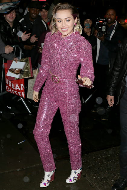 Miley Cyrus en ensemble rose paillet&eacute;