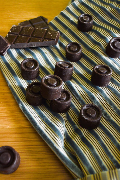 Petits chocolats noir au coeur de noisette