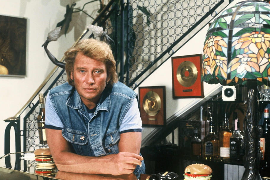 A vendre : mèches de cheveux de Johnny Hallyday, Cloclo, au prix de...