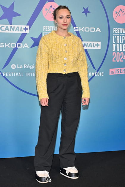 Chloé Jouannet en cardigan jaune et pantalon ample