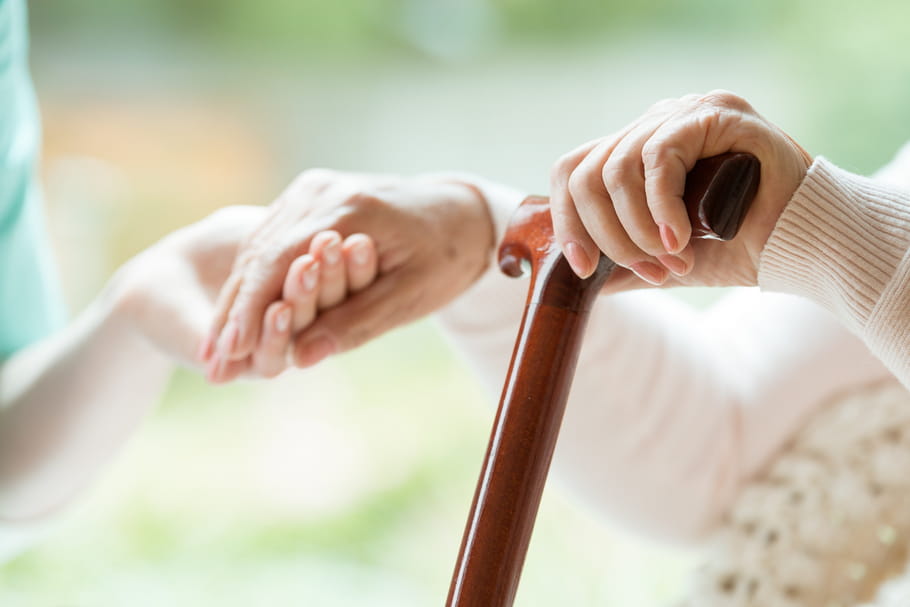 Photos dégradantes, moqueries... : des malades d'Alzheimer, ridiculisés dans un EHPAD
