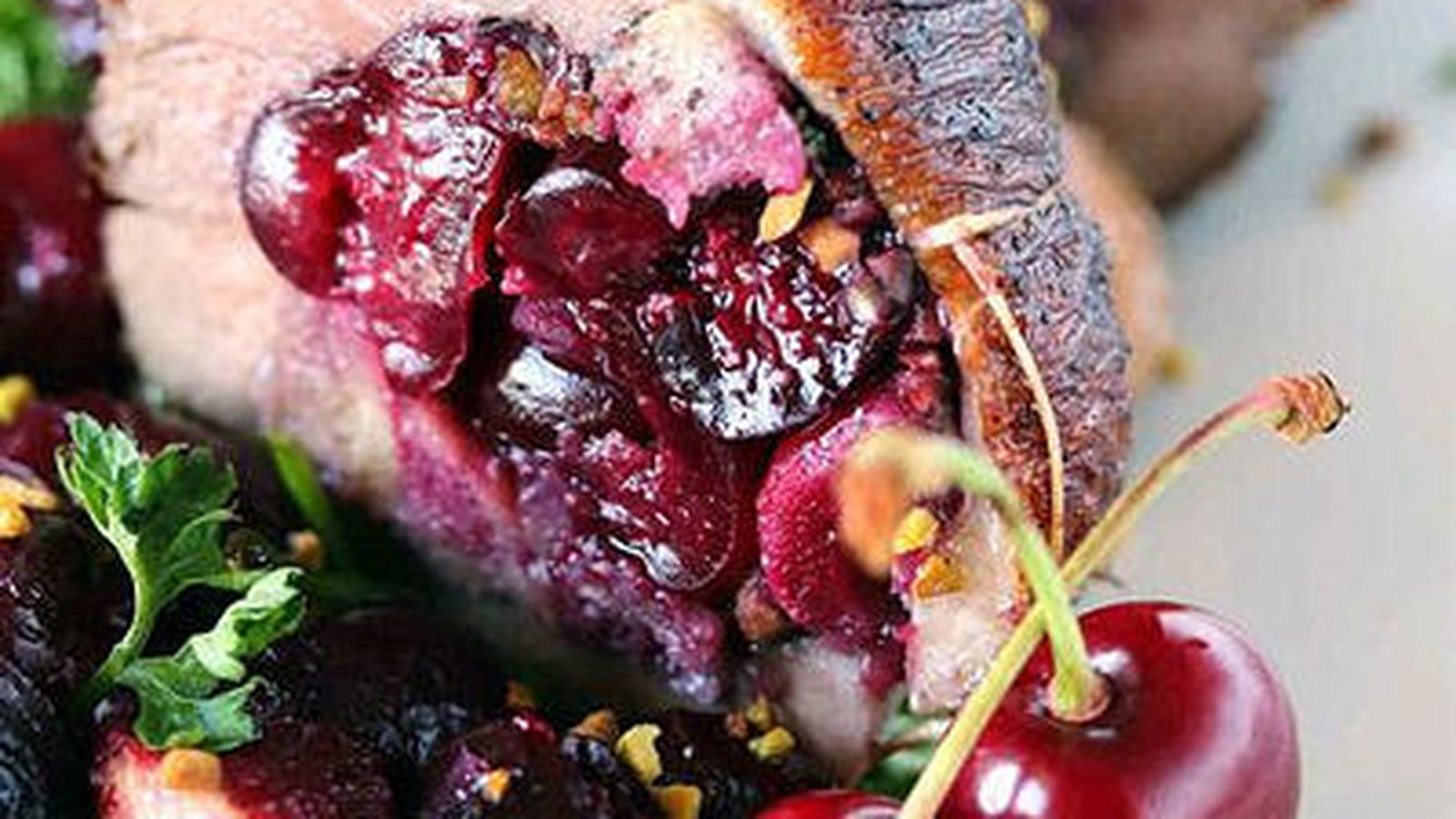 Rôti de magret de canard farci aux cerises