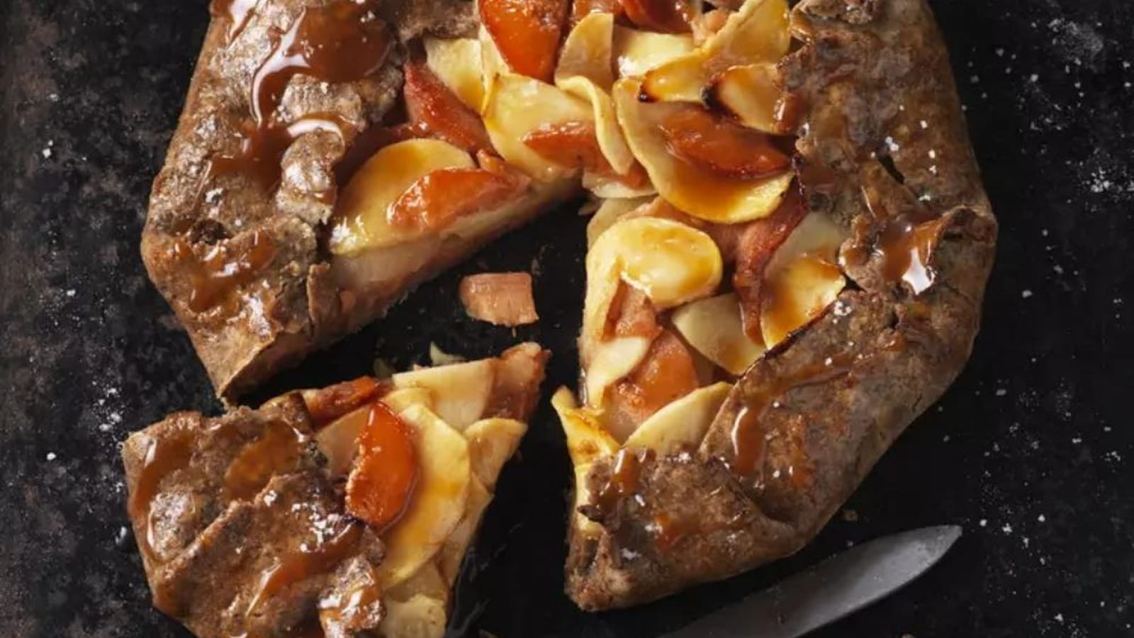 Tarte rustique pommes, coings et caramel au beurre salé