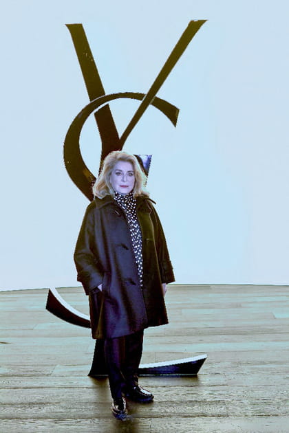 Catherine Deneuve en top &agrave; pois et long manteau noir