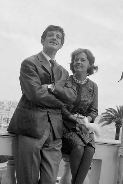 Jeanne Moreau en ensemble imprim&eacute; et collier de perles