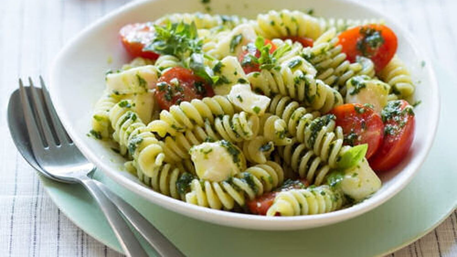 Salade de pâtes au reblochon et au pesto