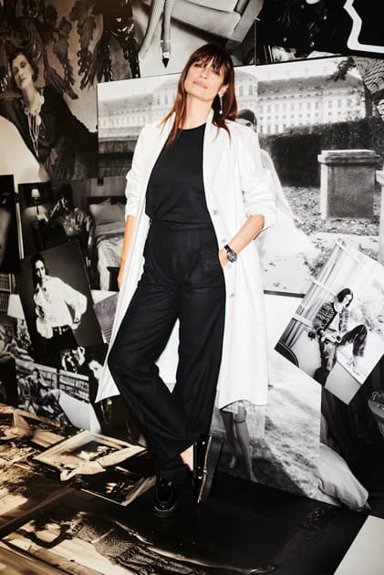 Caroline de Maigret en manteau blanc au d&eacute;fil&eacute; Chanel printemps-&eacute;t&eacute; 2023