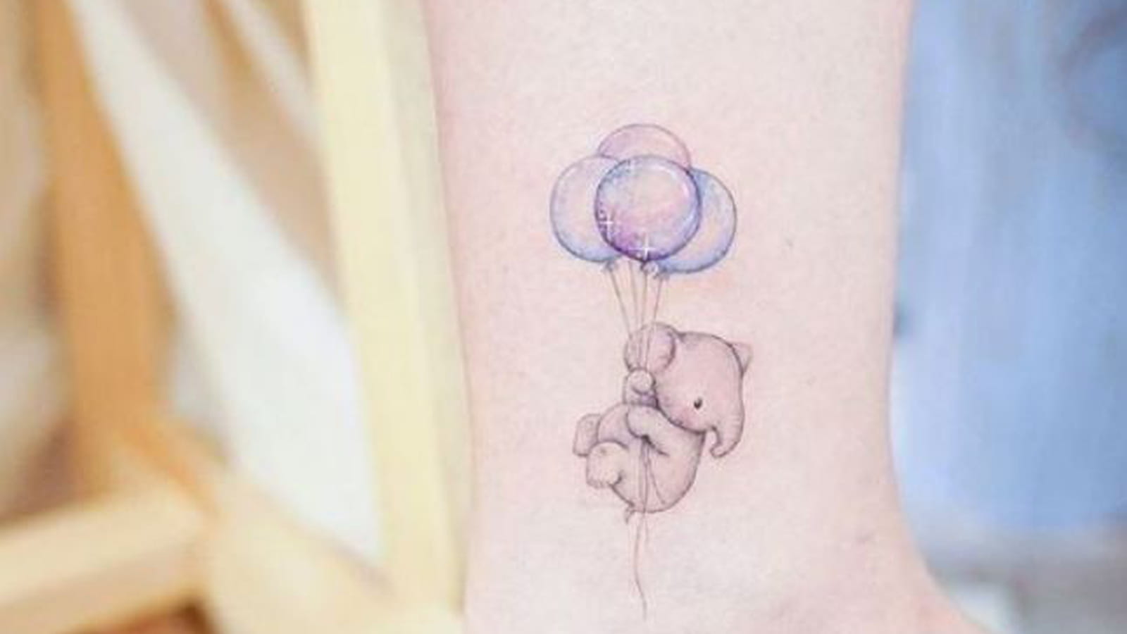 Éléphant et ballons pastel sur la cheville