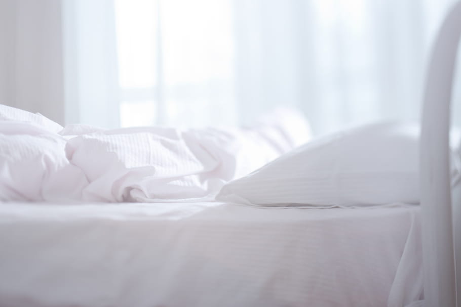 Il découvre un couple d'inconnus endormi dans son lit...