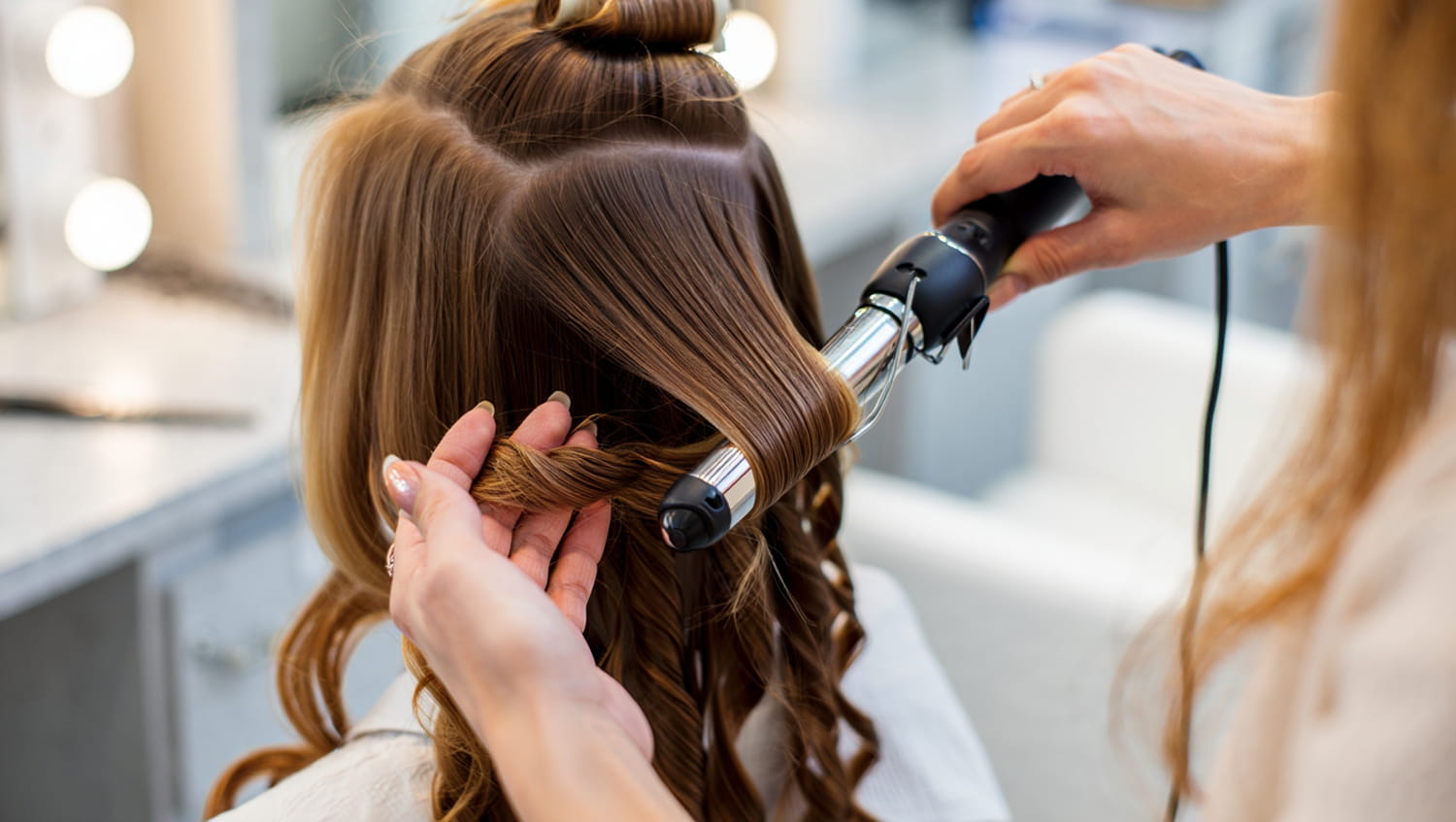 “It’s incredible,” this pro hairstylist still uses this technique for curls that last for several days “It’s incredible,” this pro hairstylist still uses this technique for curls that last for several days