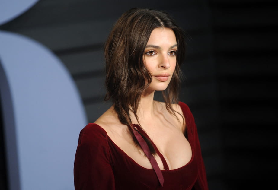 Emily Ratajkowski avec un chouchou &agrave; ruban rouge sur une tresse